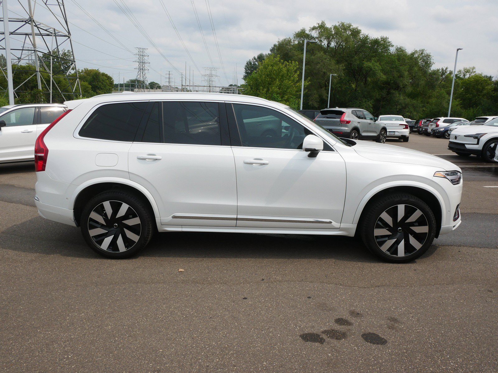 Certified 2025 Volvo XC90 T8 Plus w/ Protection Package Premier AWD/4WD image 8