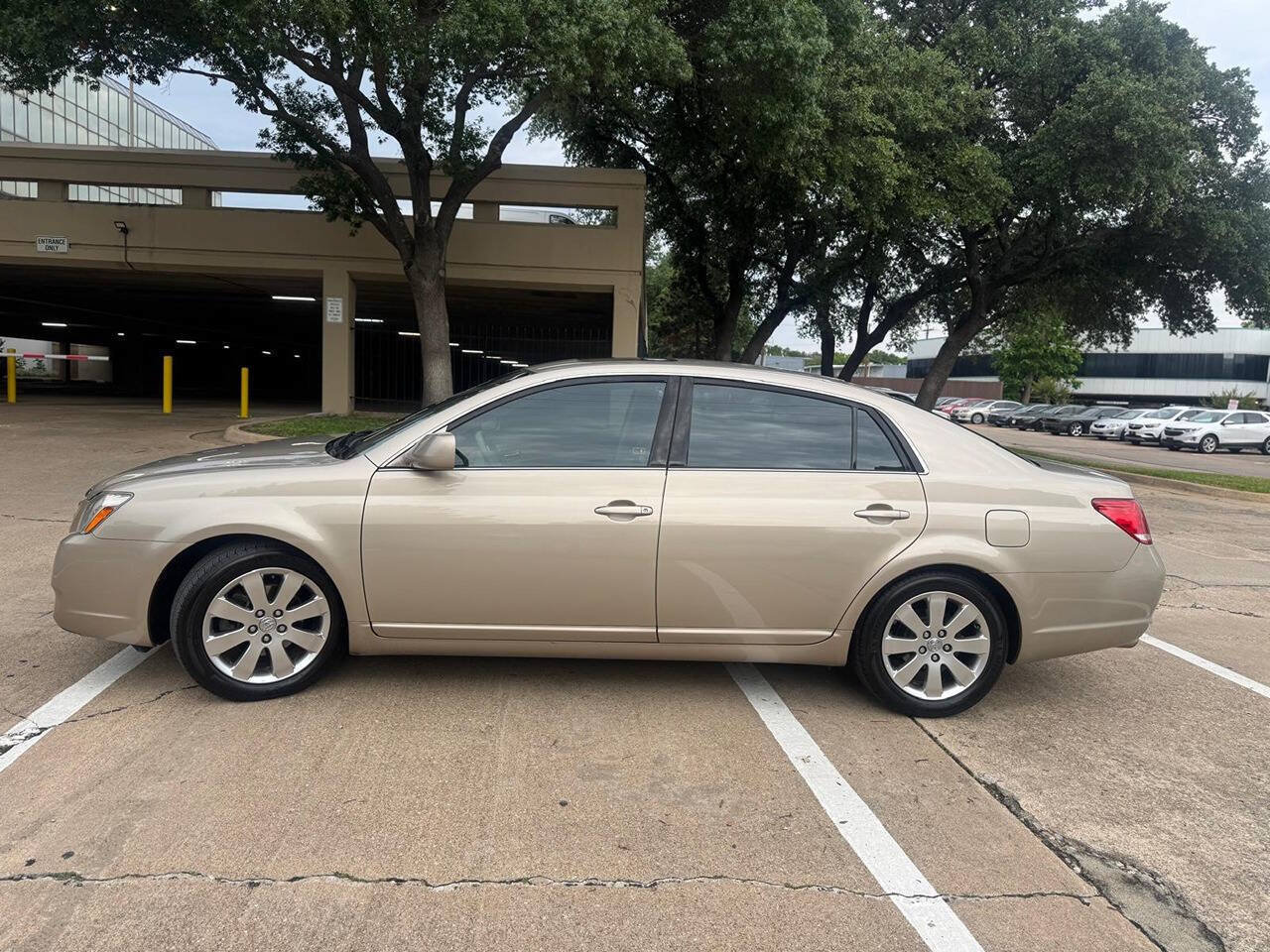Used 2006 Toyota Avalon XLS FWD image 2