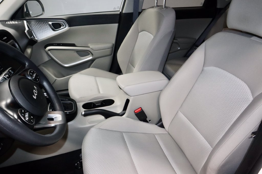 Used 2023 Kia Soul LX w/ LX Technology Package FWD image 23