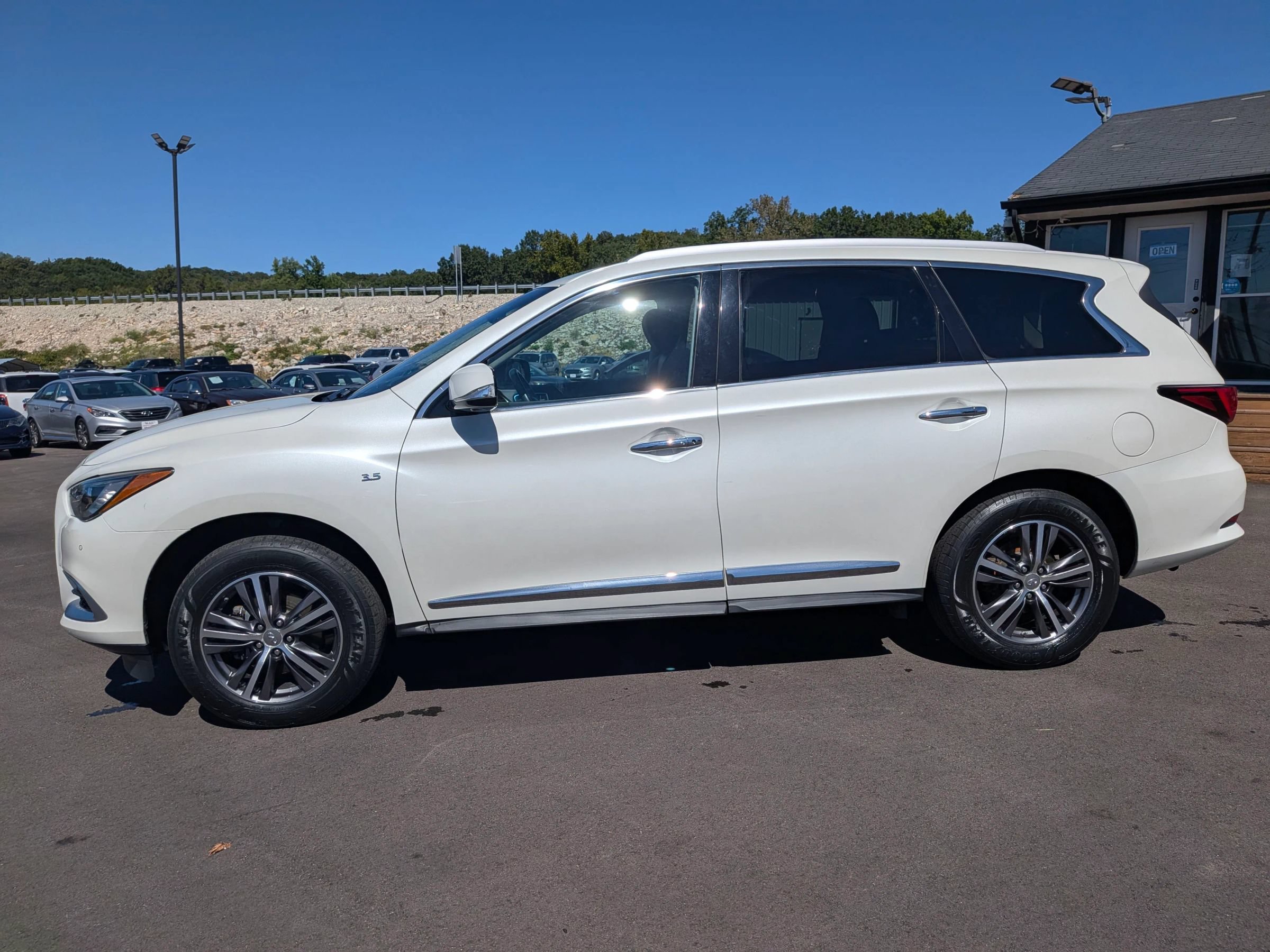 Used 2016 INFINITI QX60 Luxe w/ Premium Plus Package AWD/4WD image 3