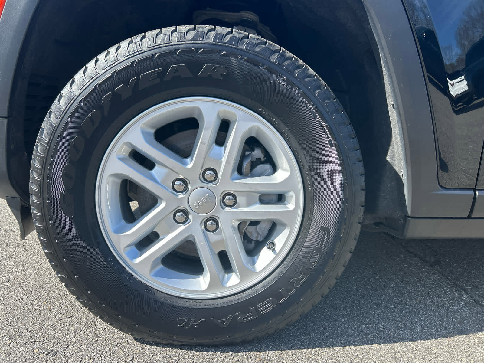 Used 2023 Jeep Grand Cherokee Laredo image 12