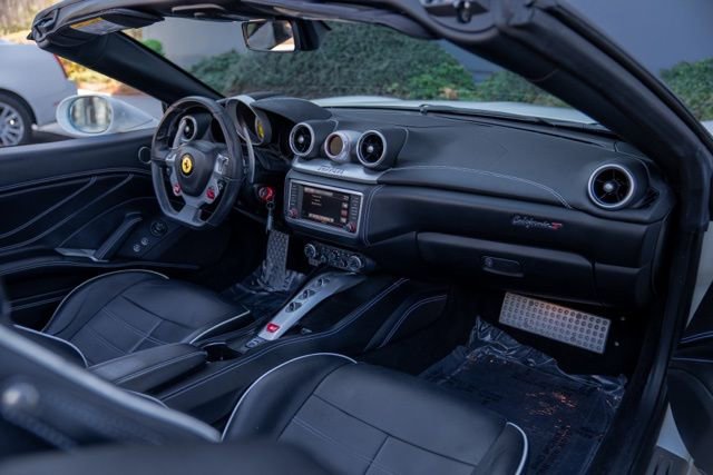 Used 2016 Ferrari California T image 24