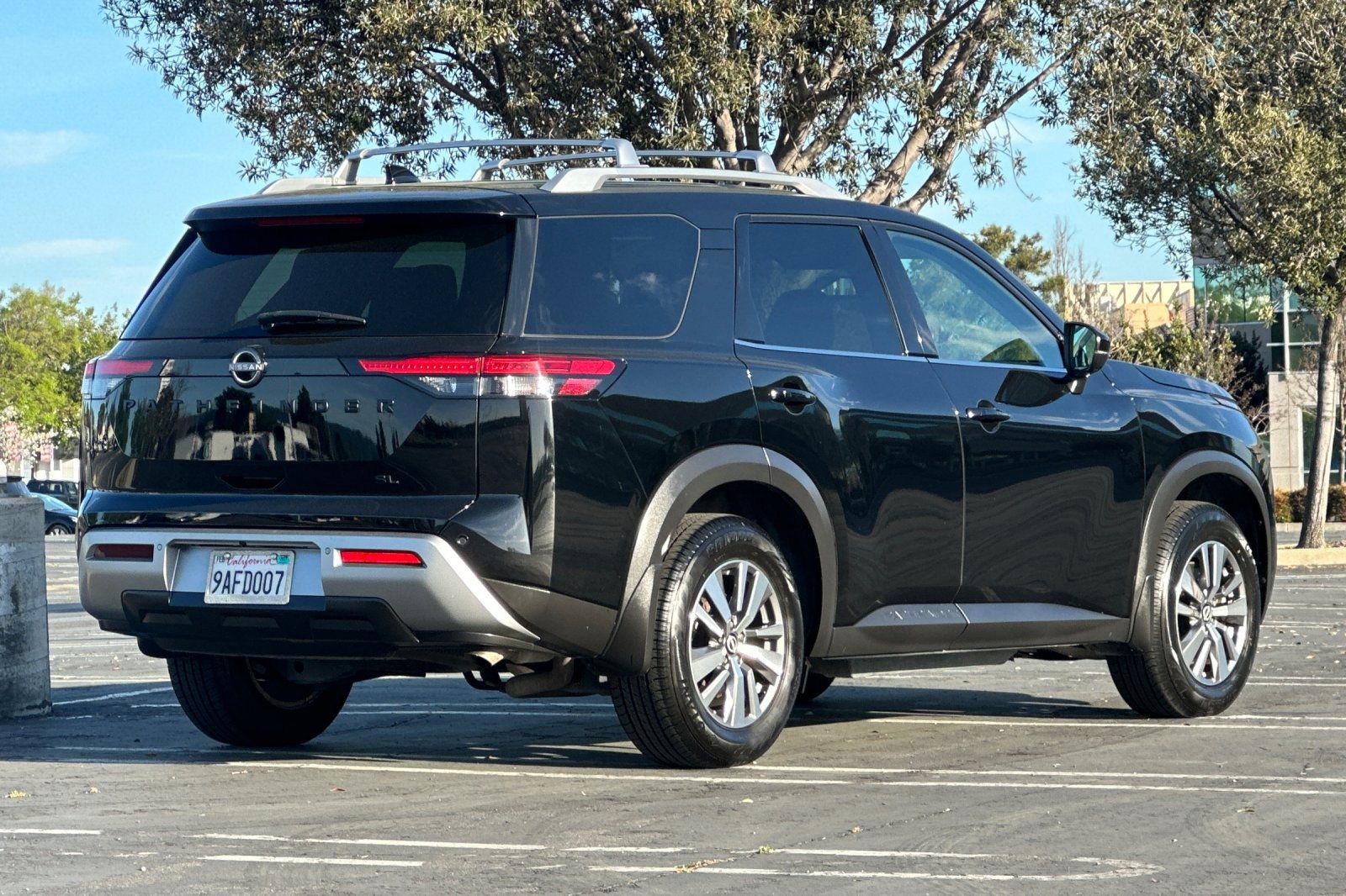 Used 2022 Nissan Pathfinder SL w/ SL Black Package image 4
