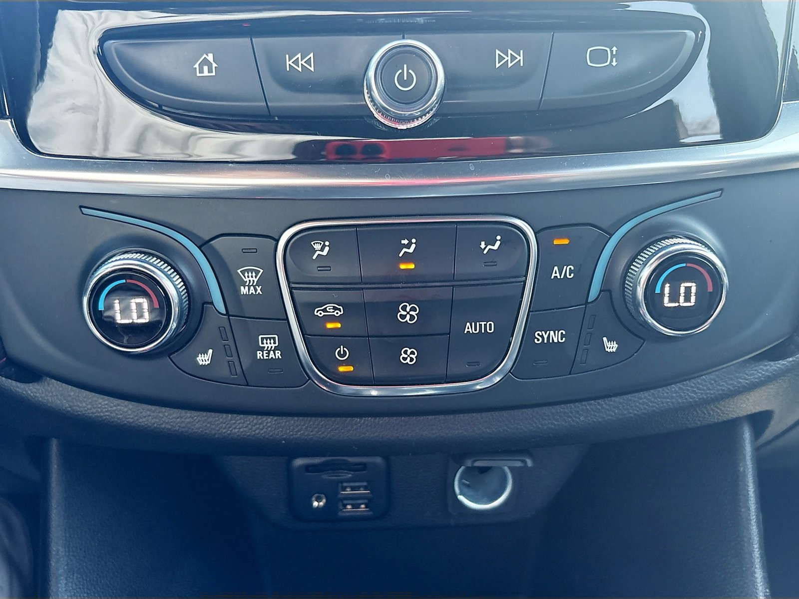 Used 2022 Chevrolet Traverse RS FWD image 15