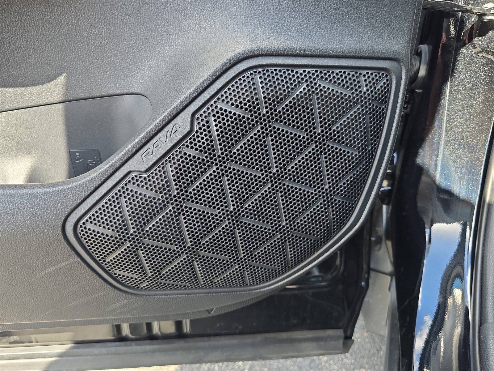 Used 2021 Toyota RAV4 XLE Premium image 14