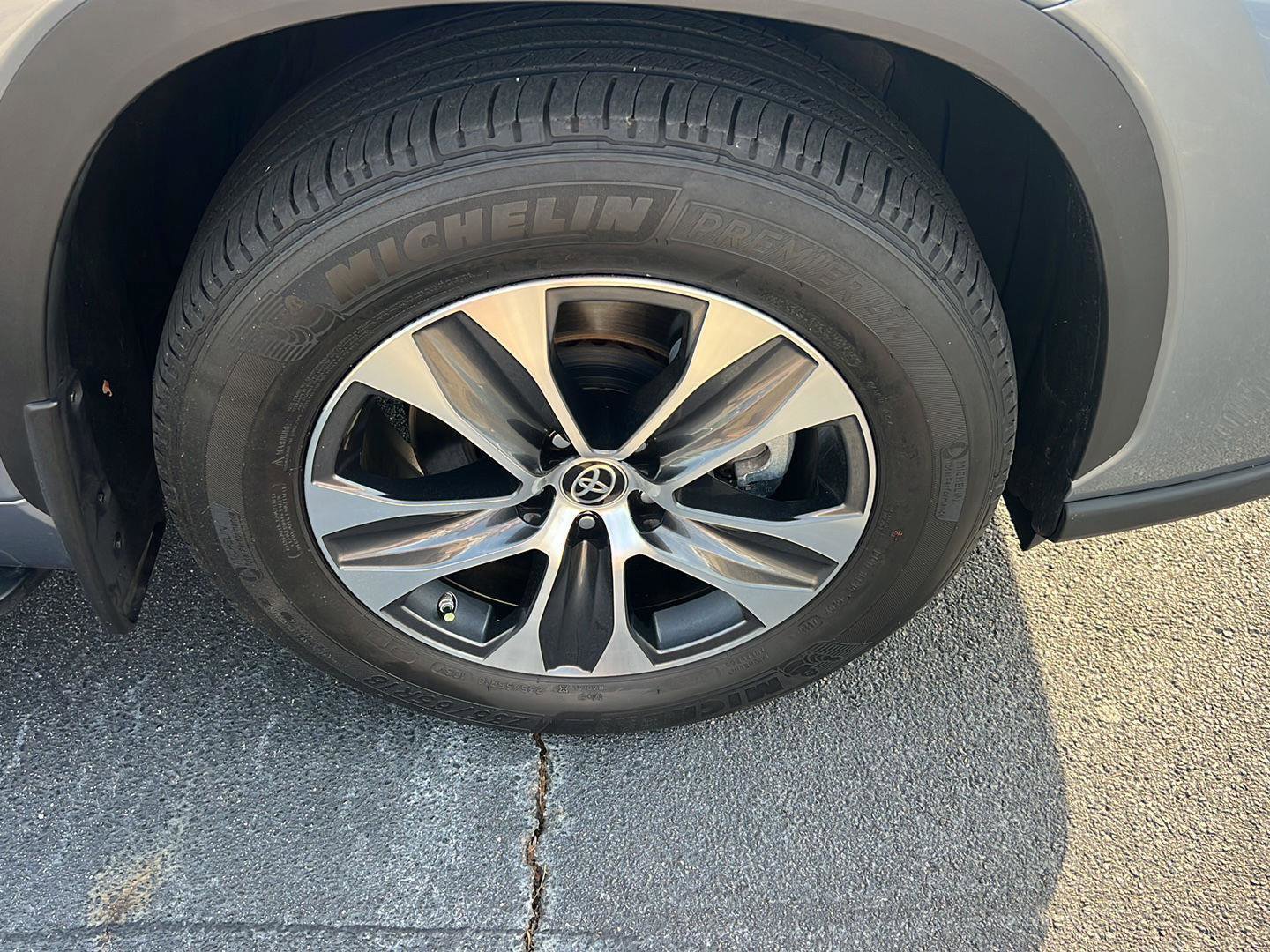 Certified 2024 Toyota Highlander XLE FWD image 40