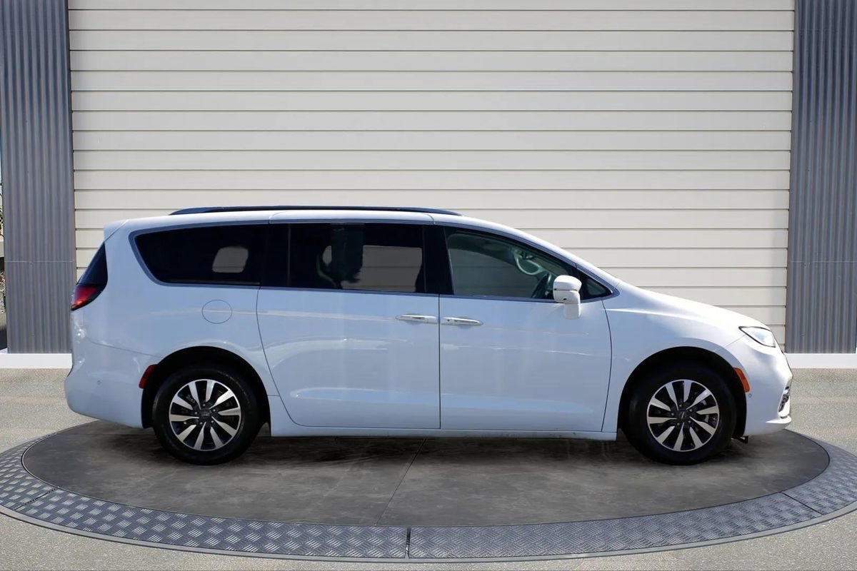 Used 2021 Chrysler Pacifica Touring-L image 8