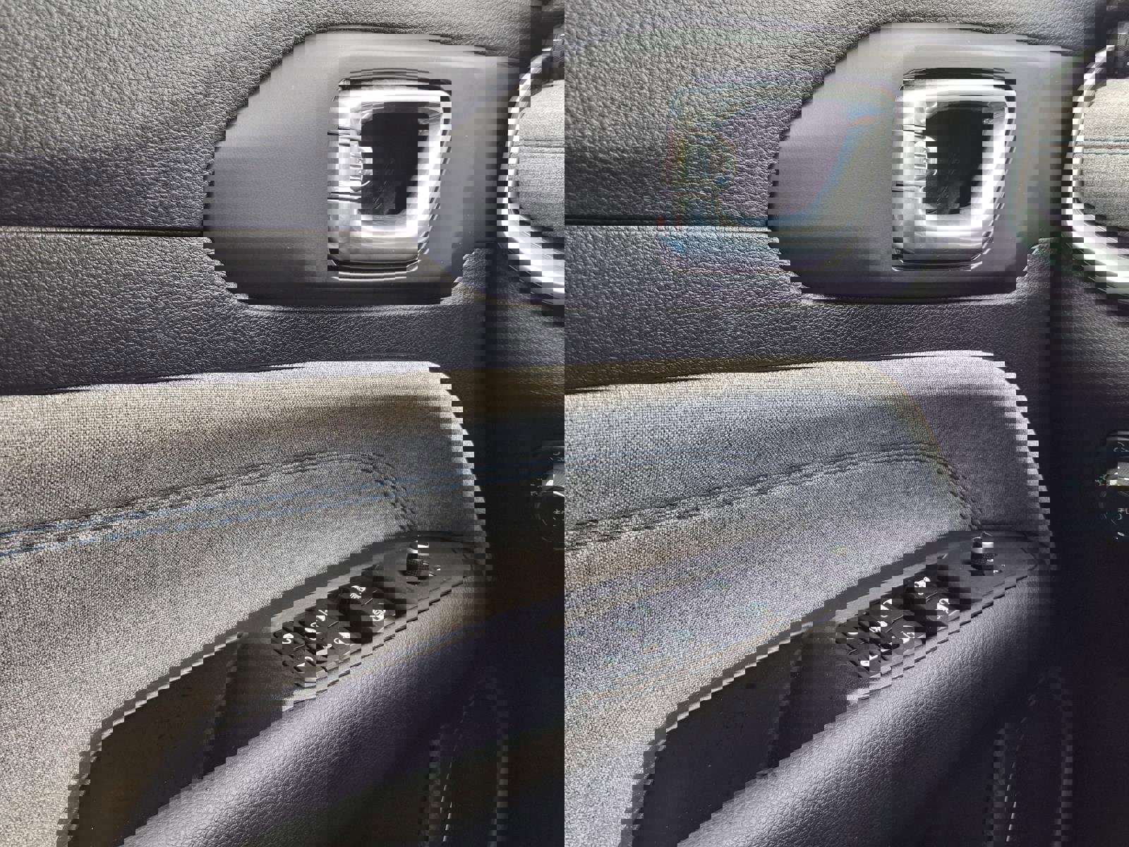 Used 2024 Jeep Compass Latitude image 17