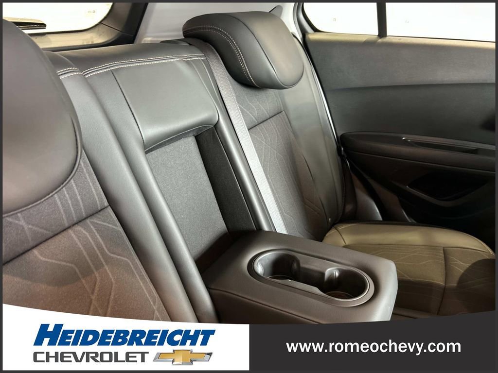 Used 2022 Chevrolet Trax LT w/ LT Convenience Package image 32
