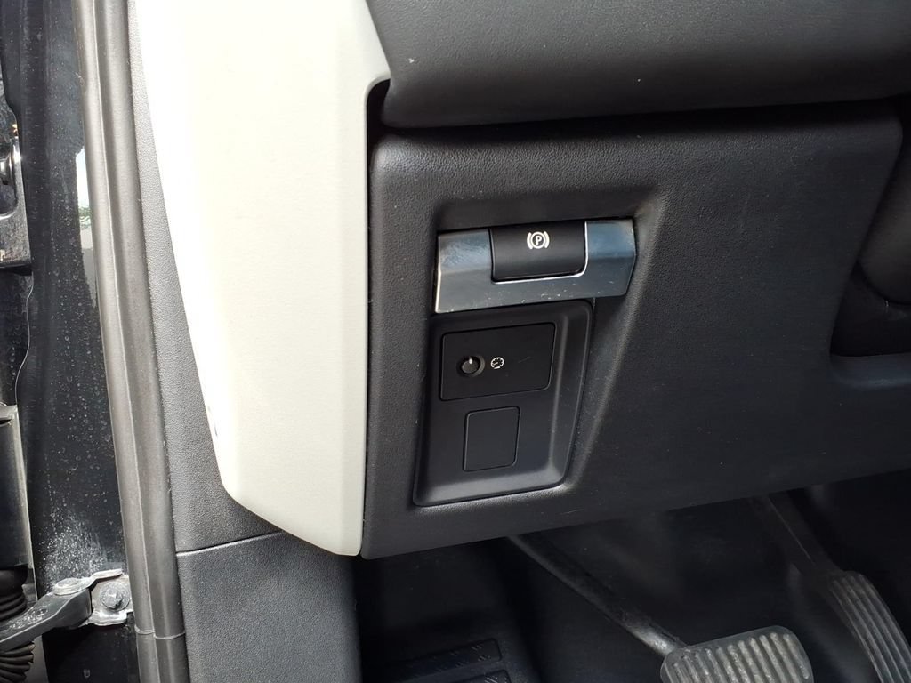 Certified 2023 Land Rover Defender 130 X-Dynamic SE AWD/4WD image 13