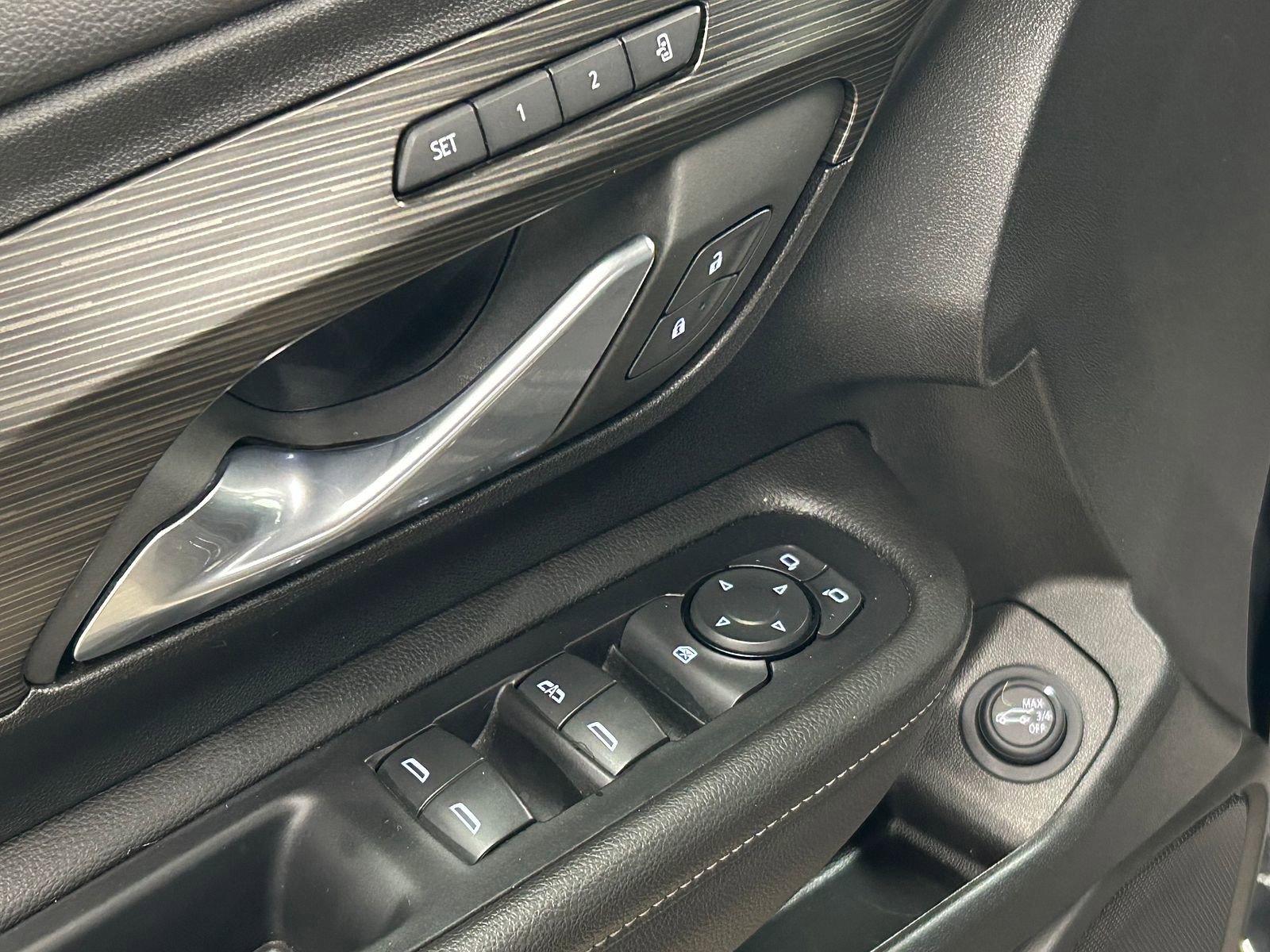 Used 2023 GMC Terrain SLT image 9