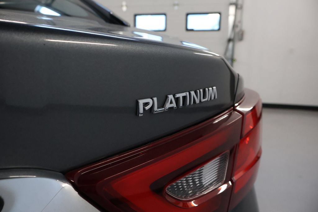 Used 2017 Nissan Maxima Platinum w/ Interior Lighting Package FWD image 11