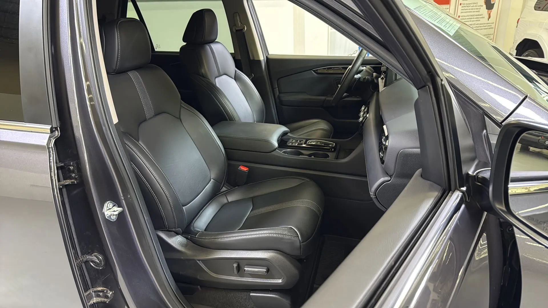 Used 2025 Honda Pilot EX image 13