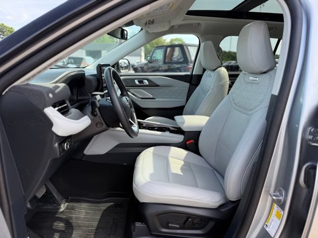 Used 2025 Ford Explorer Platinum w/ LUX Leather Package AWD/4WD image 13