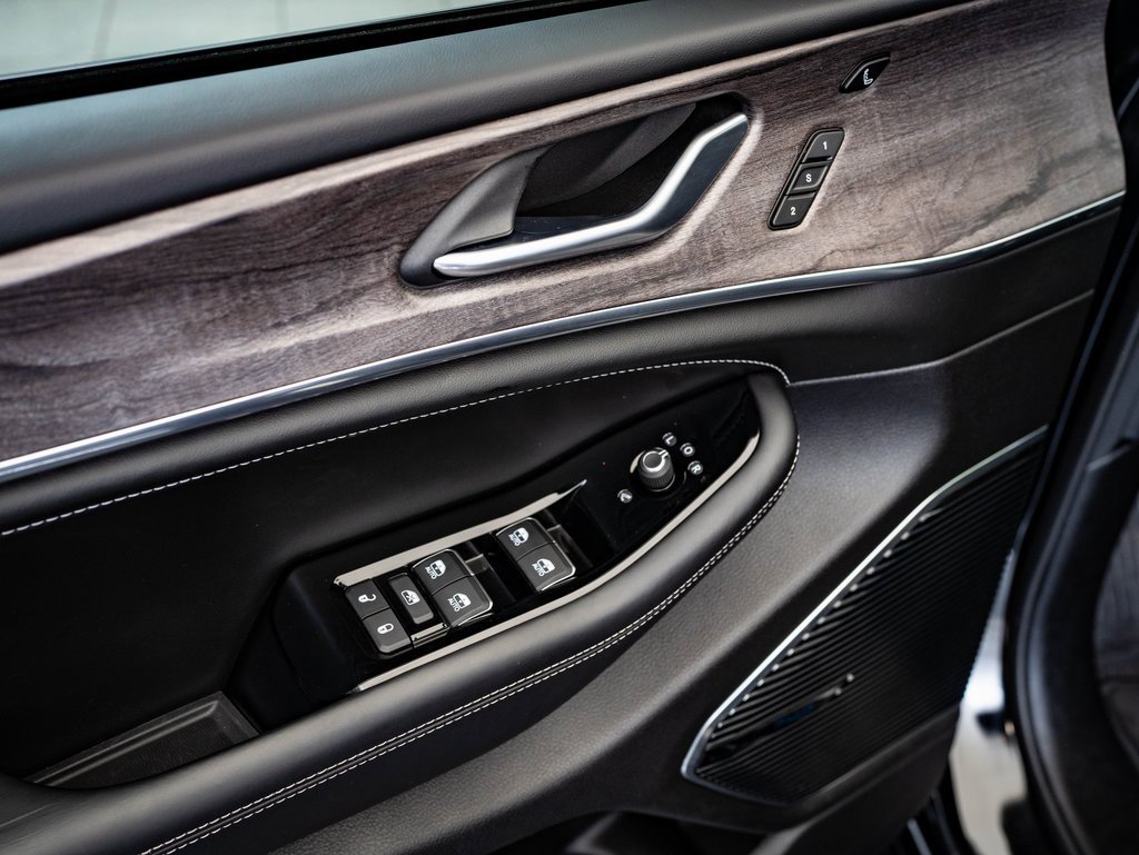 Used 2023 Jeep Grand Cherokee Overland w/ Adv Protech Group III image 22