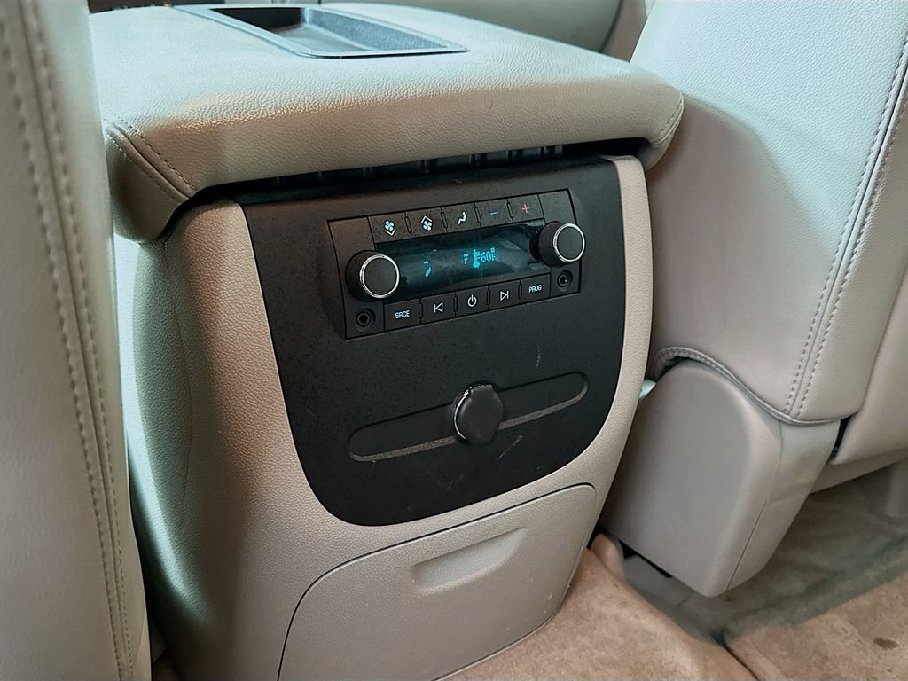 Used 2007 GMC Yukon XL SLT w/ SLT Preferred Equipment Group RWD image 4