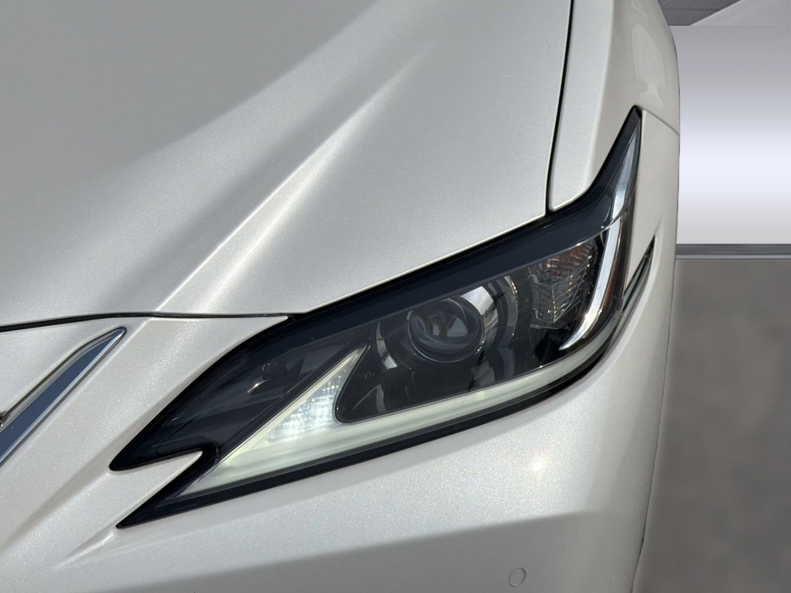 Used 2019 Lexus ES 300h w/ Premium Package FWD image 10