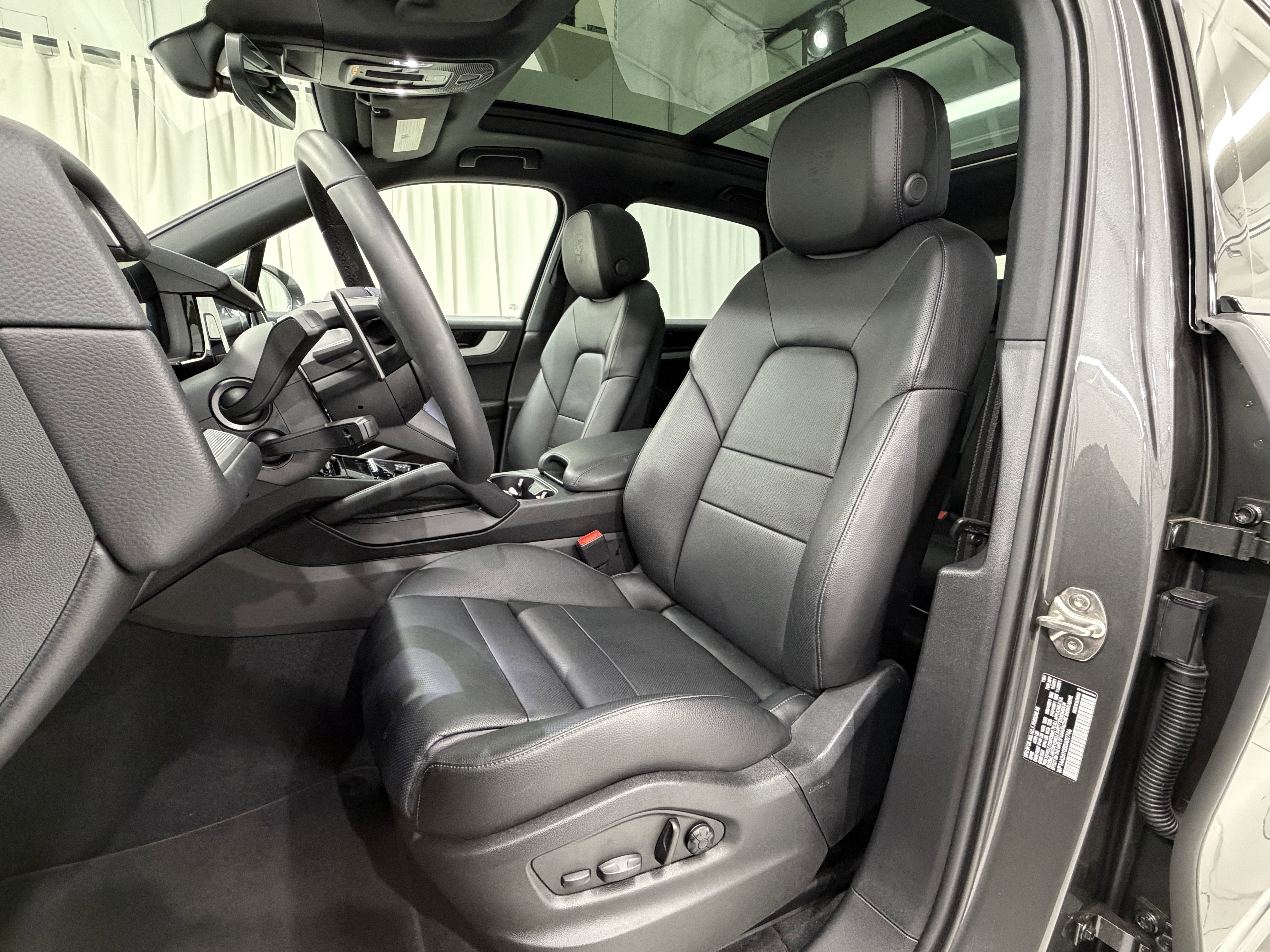 Certified 2025 Porsche Cayenne image 30