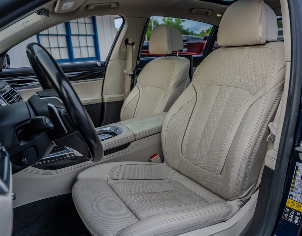 Used 2020 BMW 750i xDrive w/ Executive Package AWD/4WD image 27