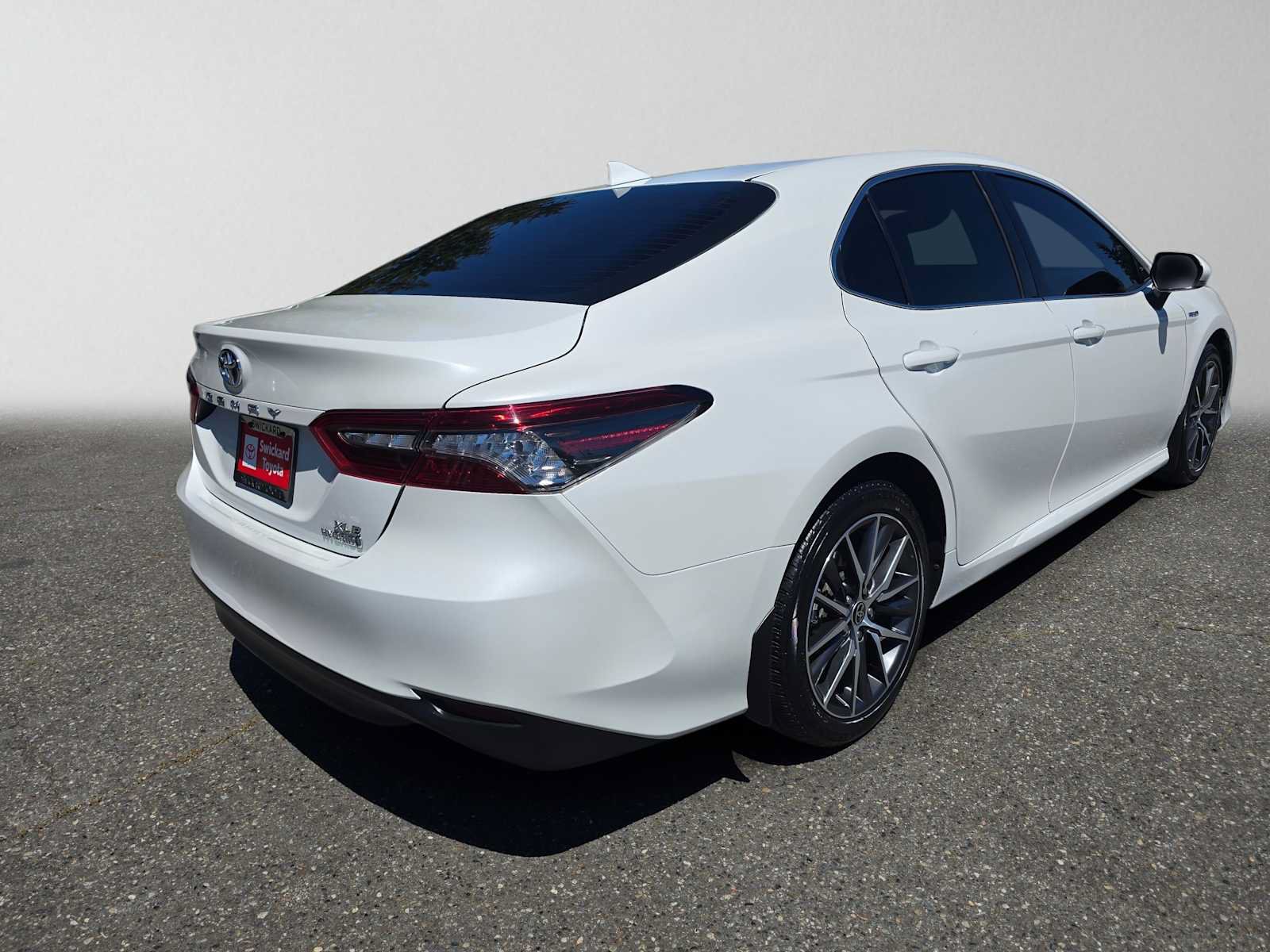 Certified 2021 Toyota Camry XLE FWD image 3