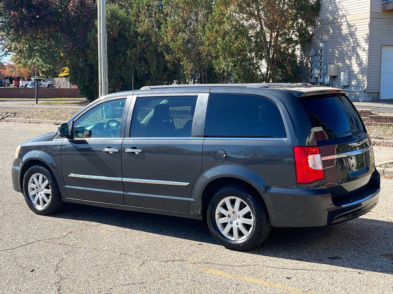 Used 2011 Chrysler Town & Country Touring-L image 12