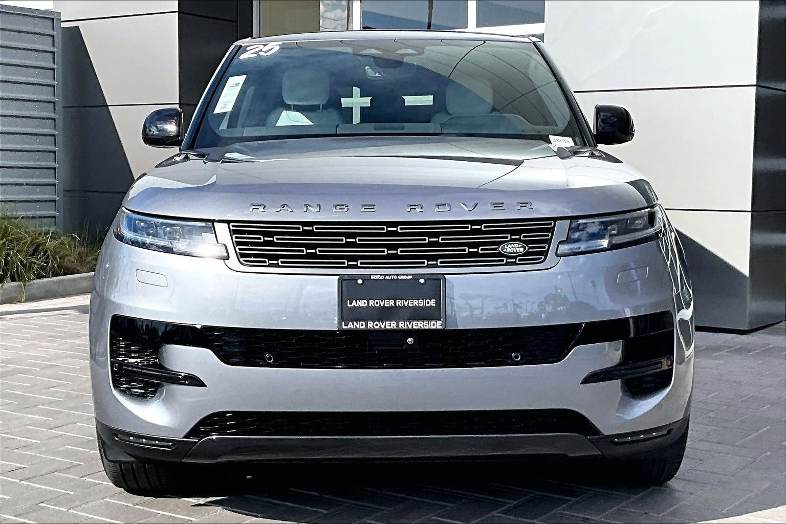 Used 2025 Land Rover Range Rover Sport image 2