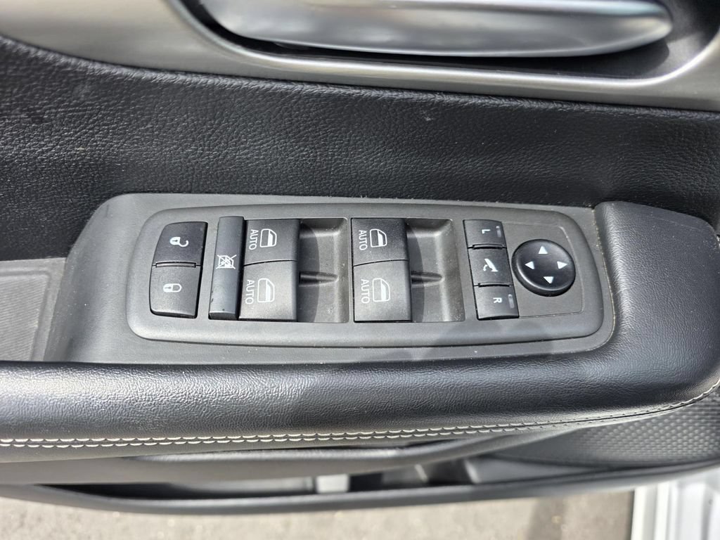 Used 2021 Chrysler Pacifica Limited w/ S Appearance Package FWD image 13