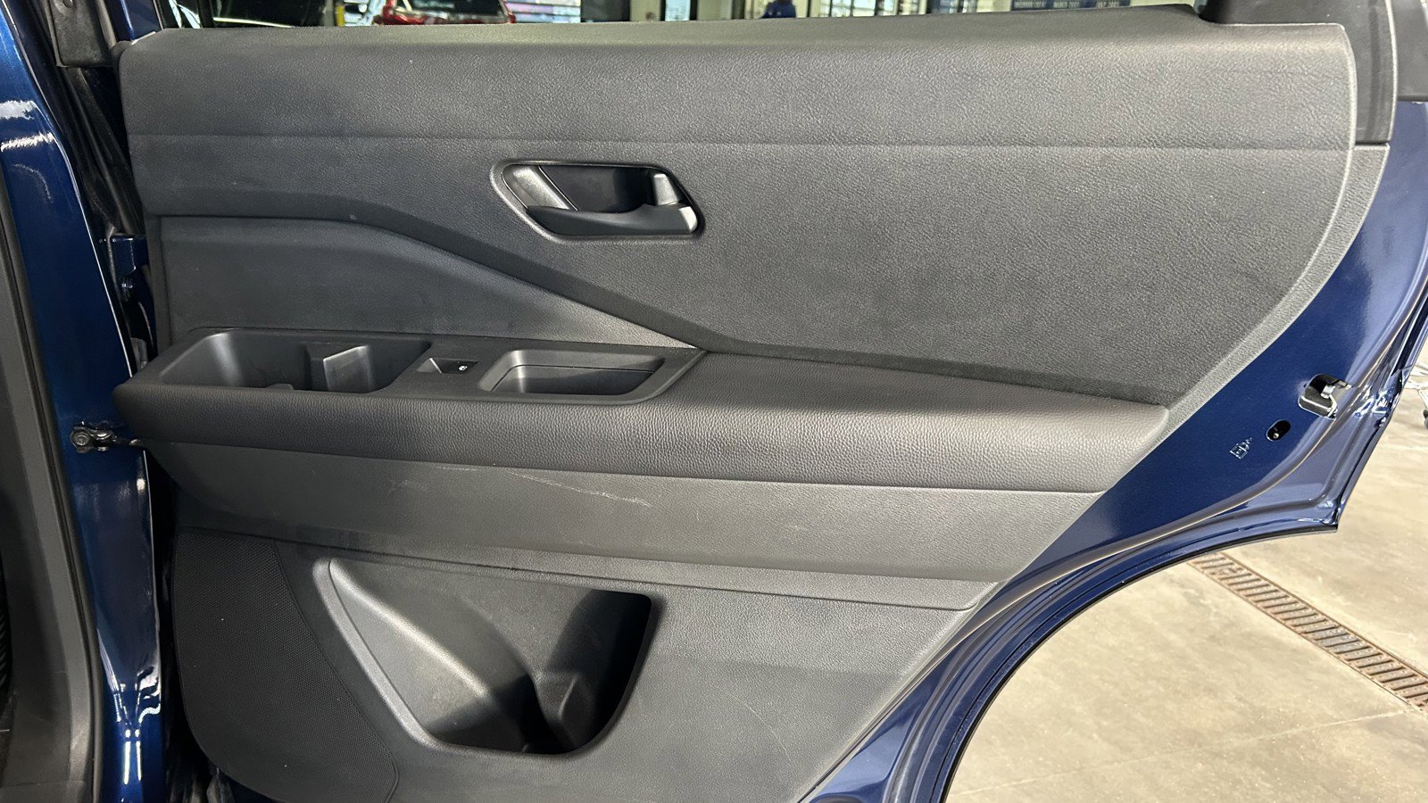 Used 2025 Nissan Pathfinder SV image 14