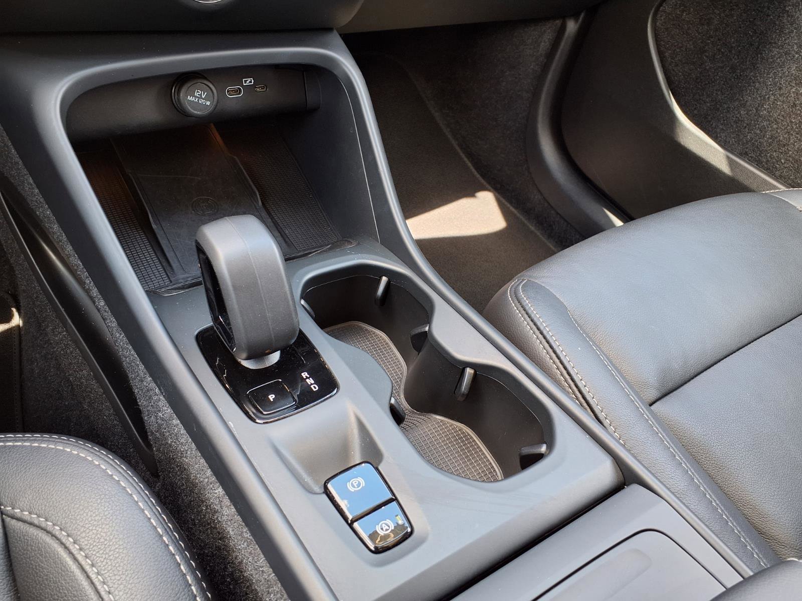 Certified 2025 Volvo XC40 B5 Core AWD/4WD image 25