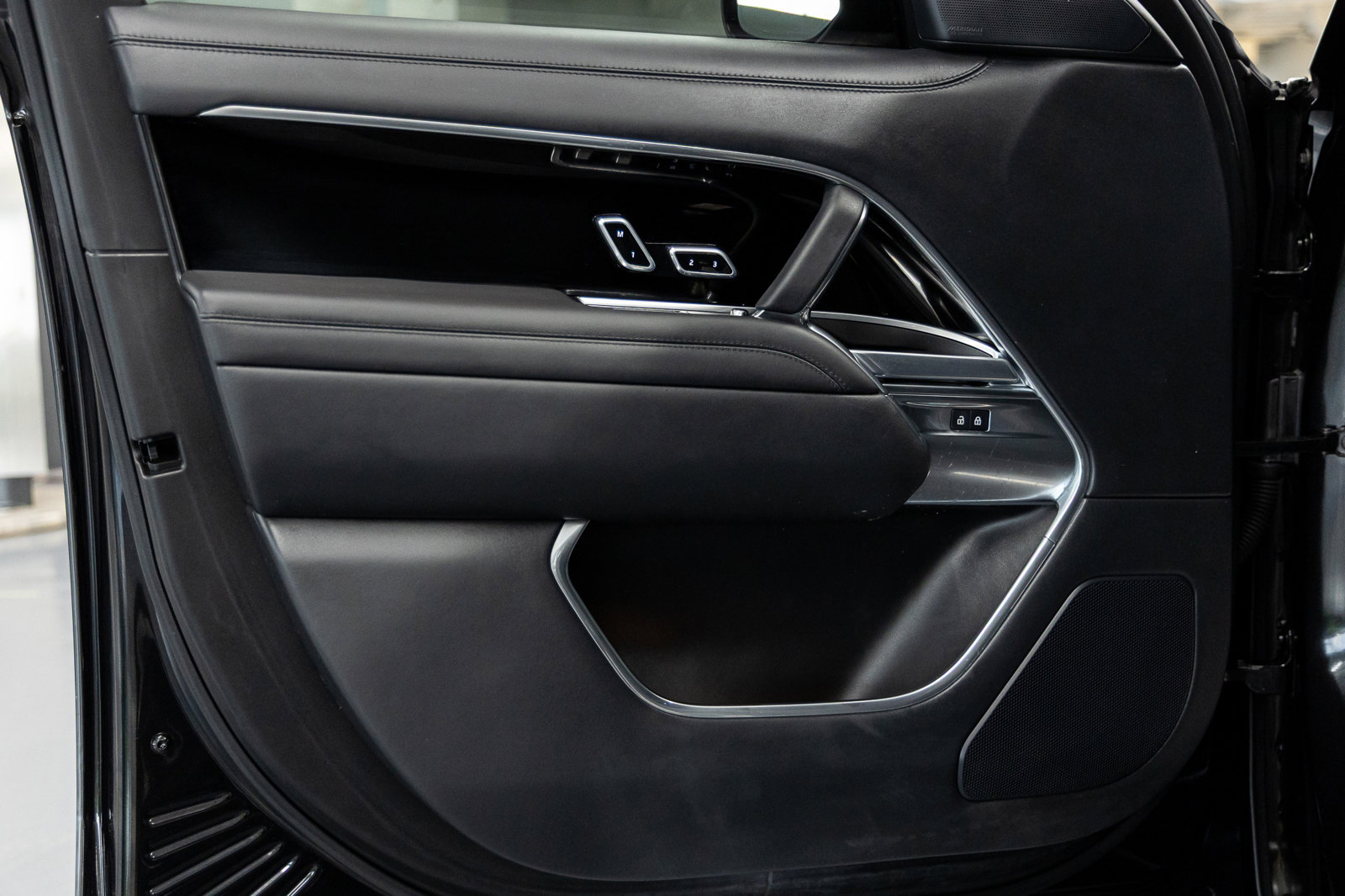 Used 2023 Land Rover Range Rover Autobiography image 19