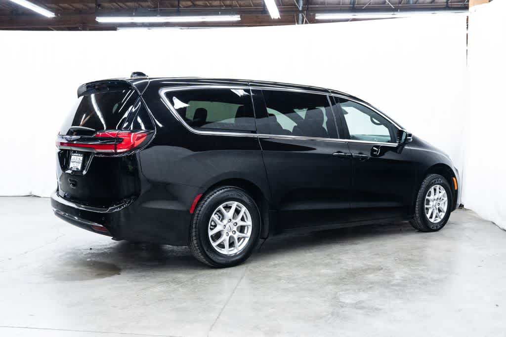 Used 2025 Chrysler Pacifica Select FWD image 6