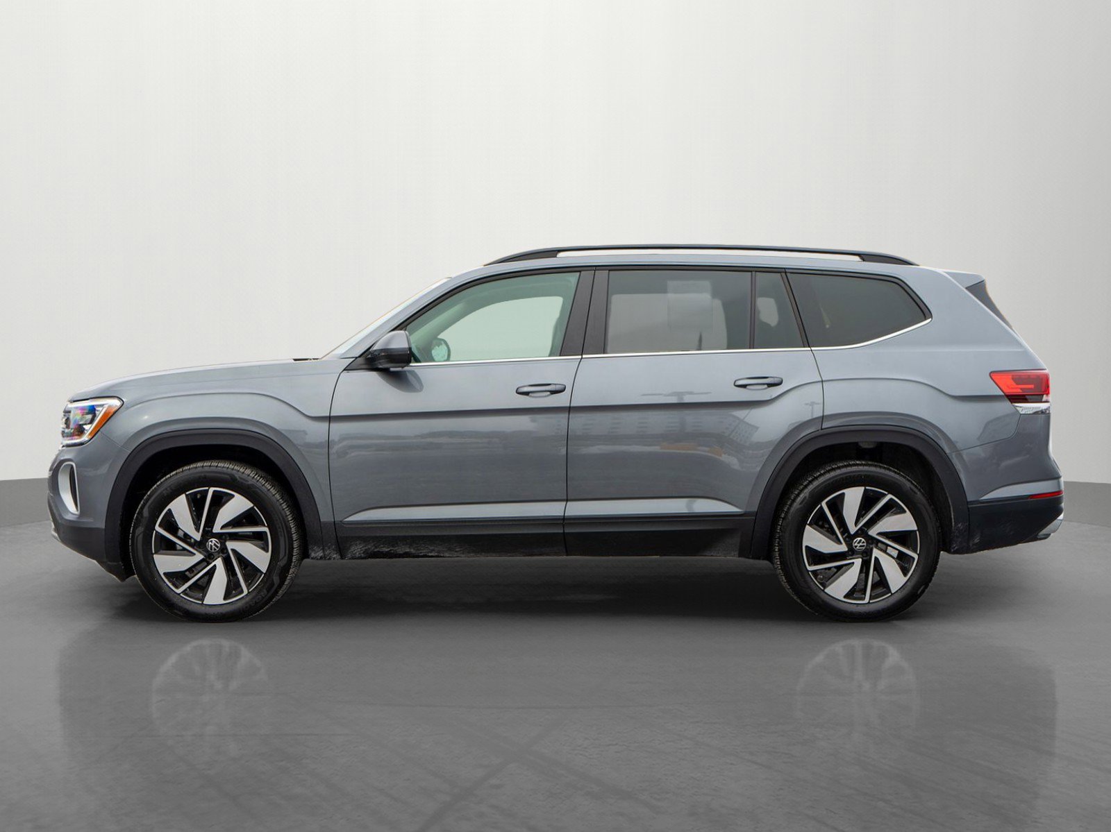 Used 2025 Volkswagen Atlas SE image 4