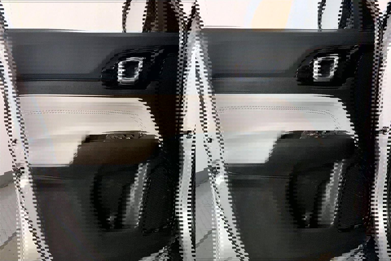 Used 2025 Jeep Compass Limited image 24