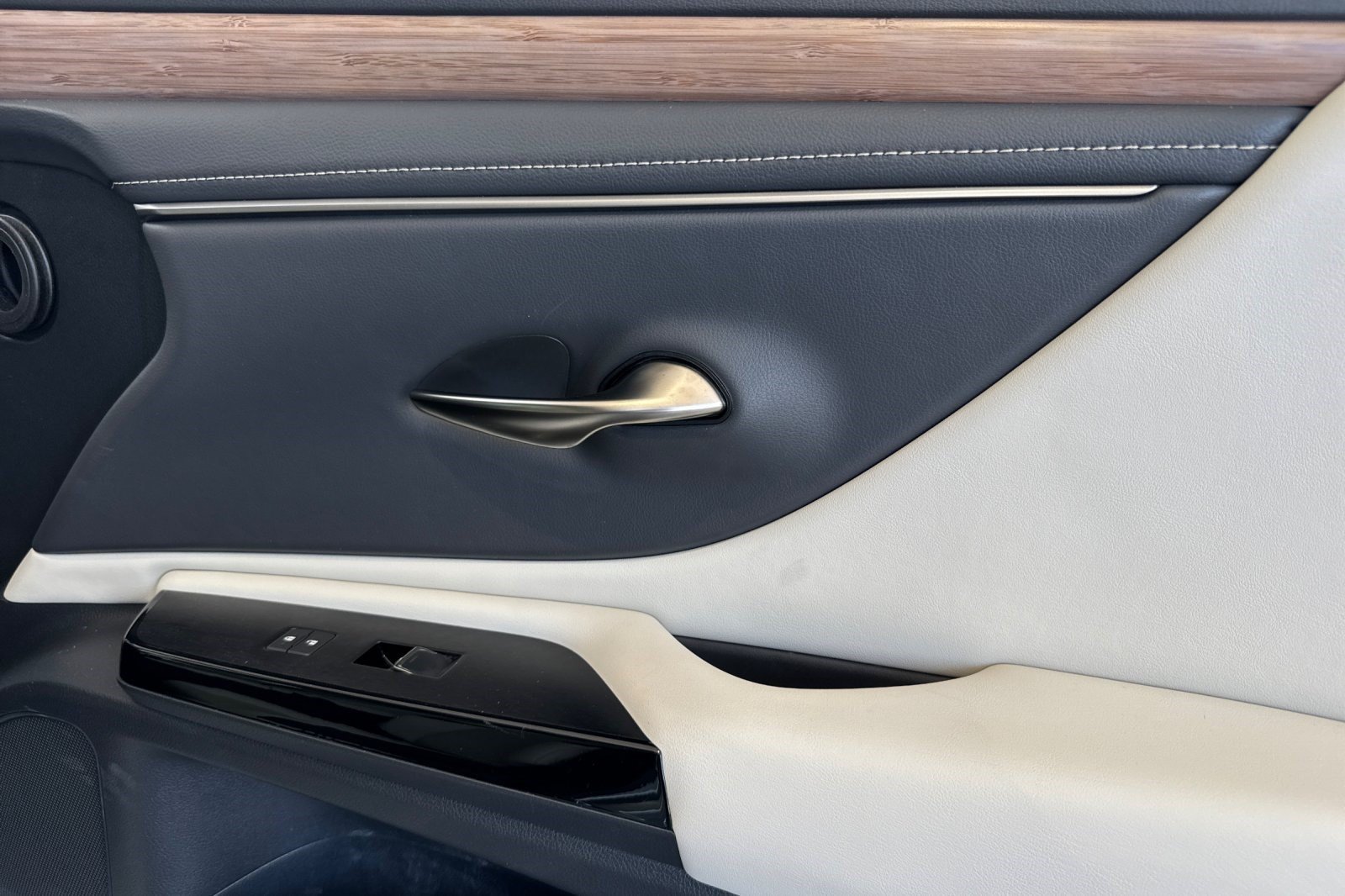 Certified 2023 Lexus ES 300h w/ Premium Package FWD image 21