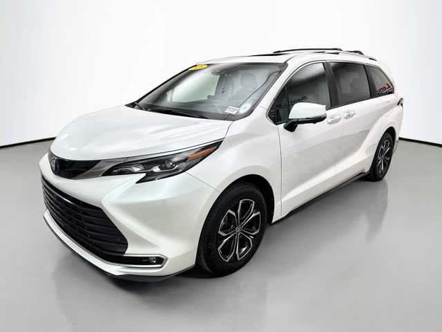 Used 2025 Toyota Sienna Platinum AWD/4WD image 3