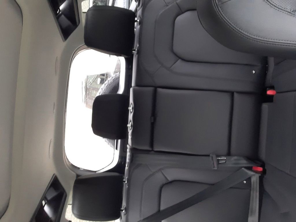 New 2024 Land Rover Defender 110 SE image 31