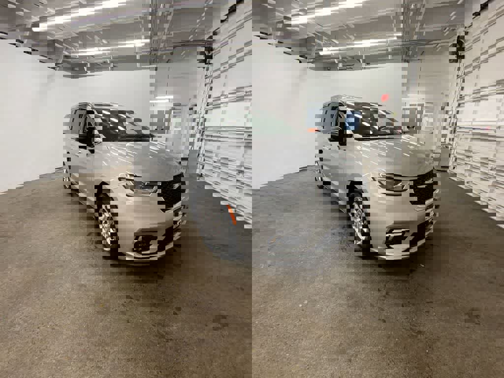 Used 2024 Chrysler Pacifica Touring-L image 8