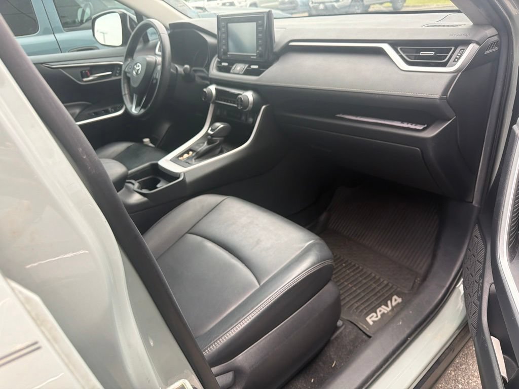 Used 2020 Toyota RAV4 XLE Premium FWD image 4