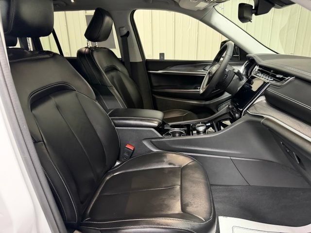 Used 2023 Jeep Grand Cherokee Limited w/ Black Appearance Package AWD/4WD image 27