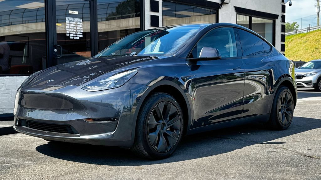 Used 2024 Tesla Model Y Long Range RWD image 2