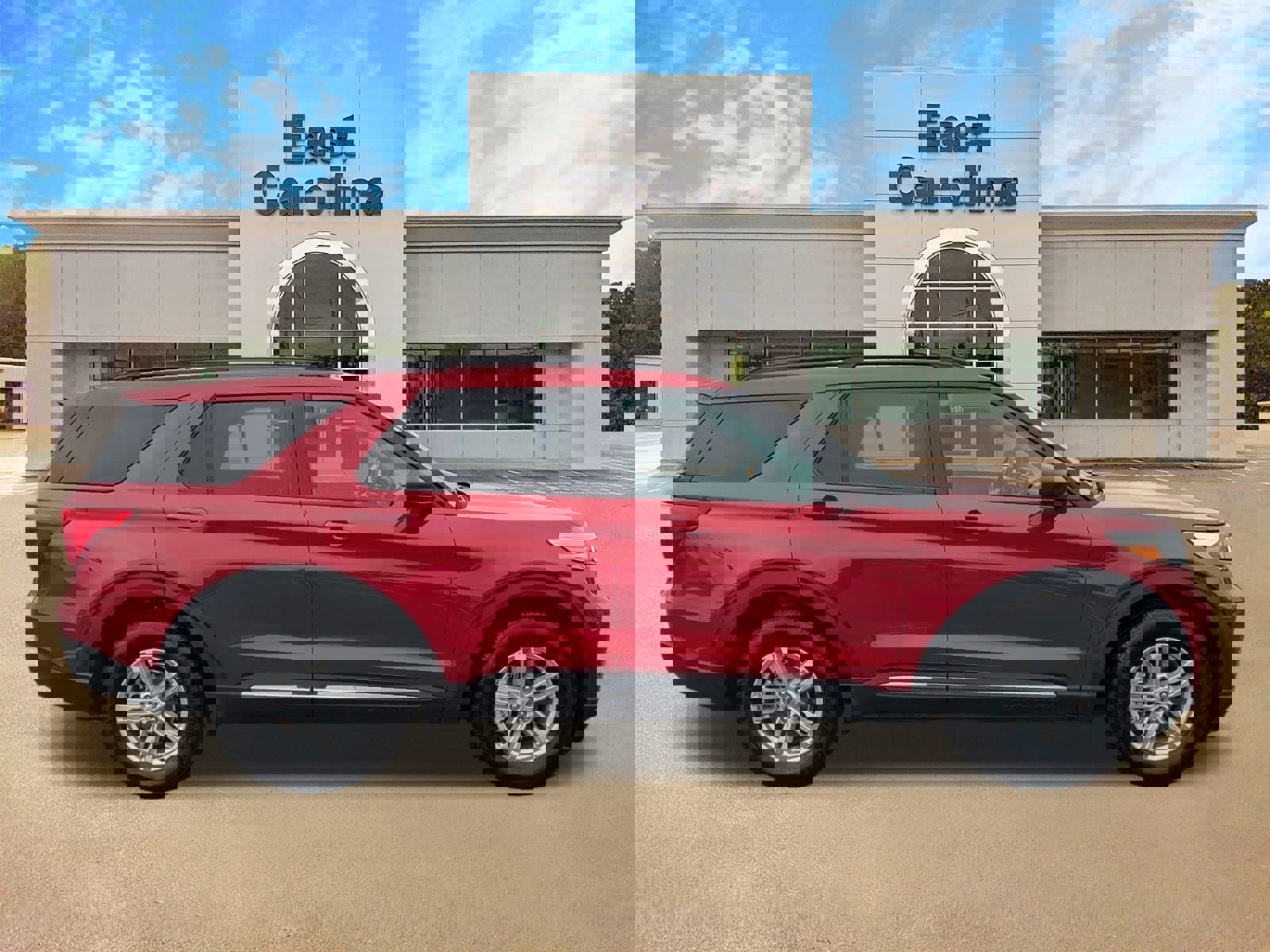 Used 2022 Ford Explorer XLT image 2