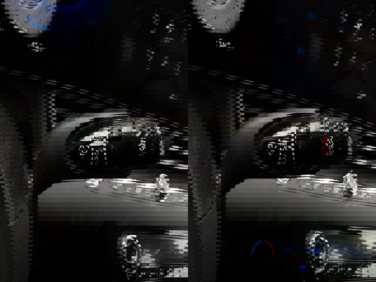 Used 2025 Hyundai Elantra SEL FWD image 39