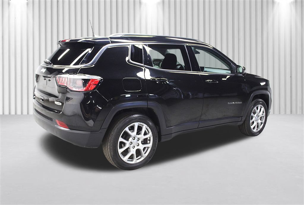 Certified 2022 Jeep Compass Latitude w/ Sun and Sound Group AWD/4WD image 3