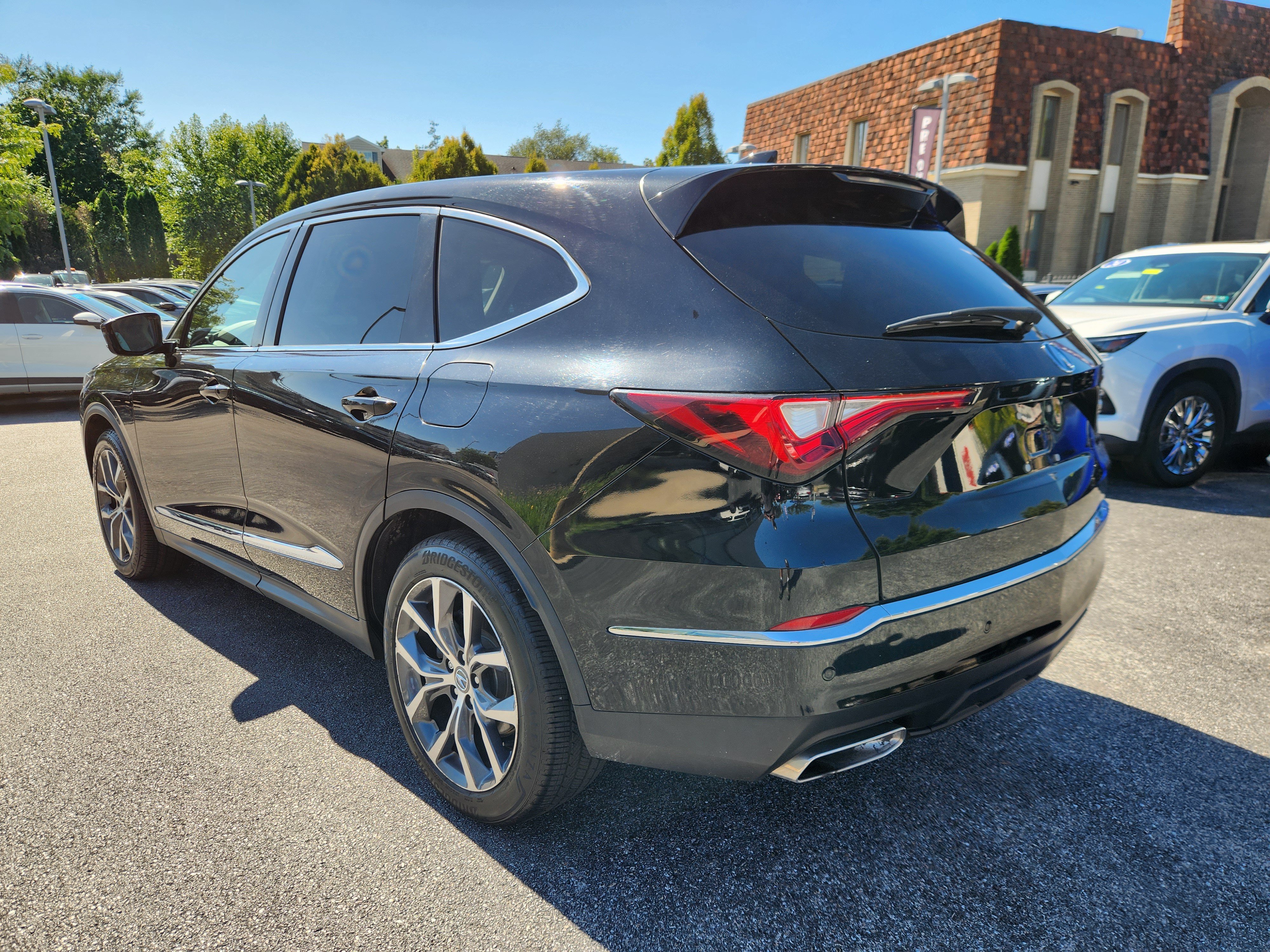 Certified 2024 Acura MDX w/ Technology Package AWD/4WD image 3