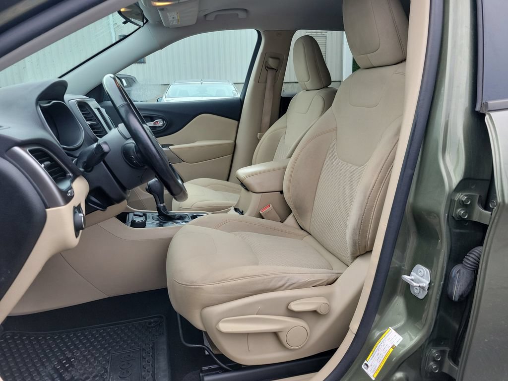 Used 2020 Jeep Cherokee Latitude w/ Cold Weather Group AWD/4WD image 19