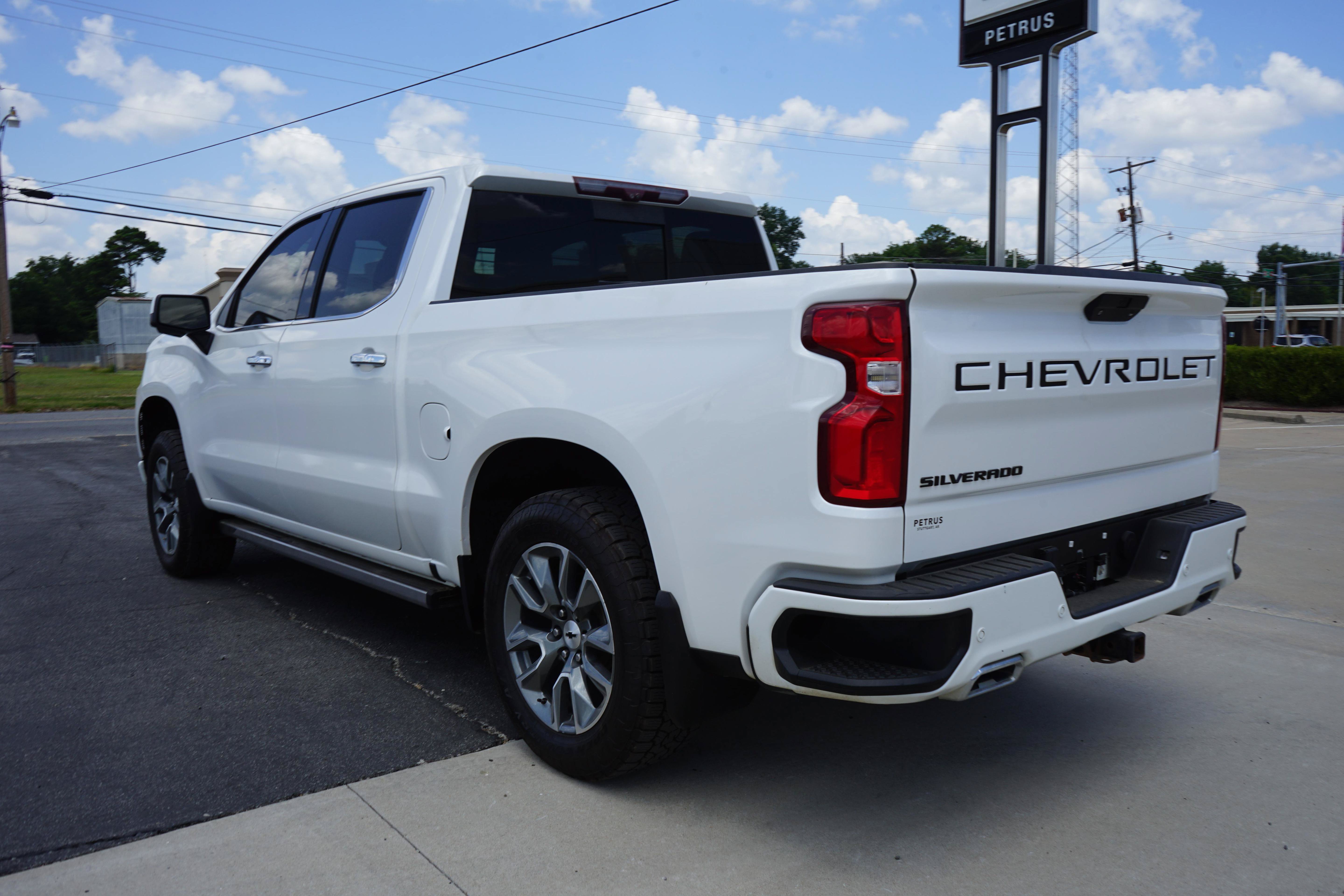 Used 2020 Chevrolet Silverado 1500 High Country w/ Technology Package AWD/4WD image 3