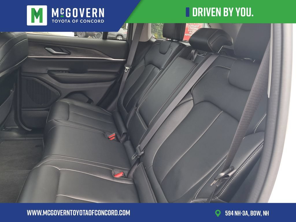 Used 2023 Jeep Grand Cherokee Limited w/ Black Appearance Package AWD/4WD image 21