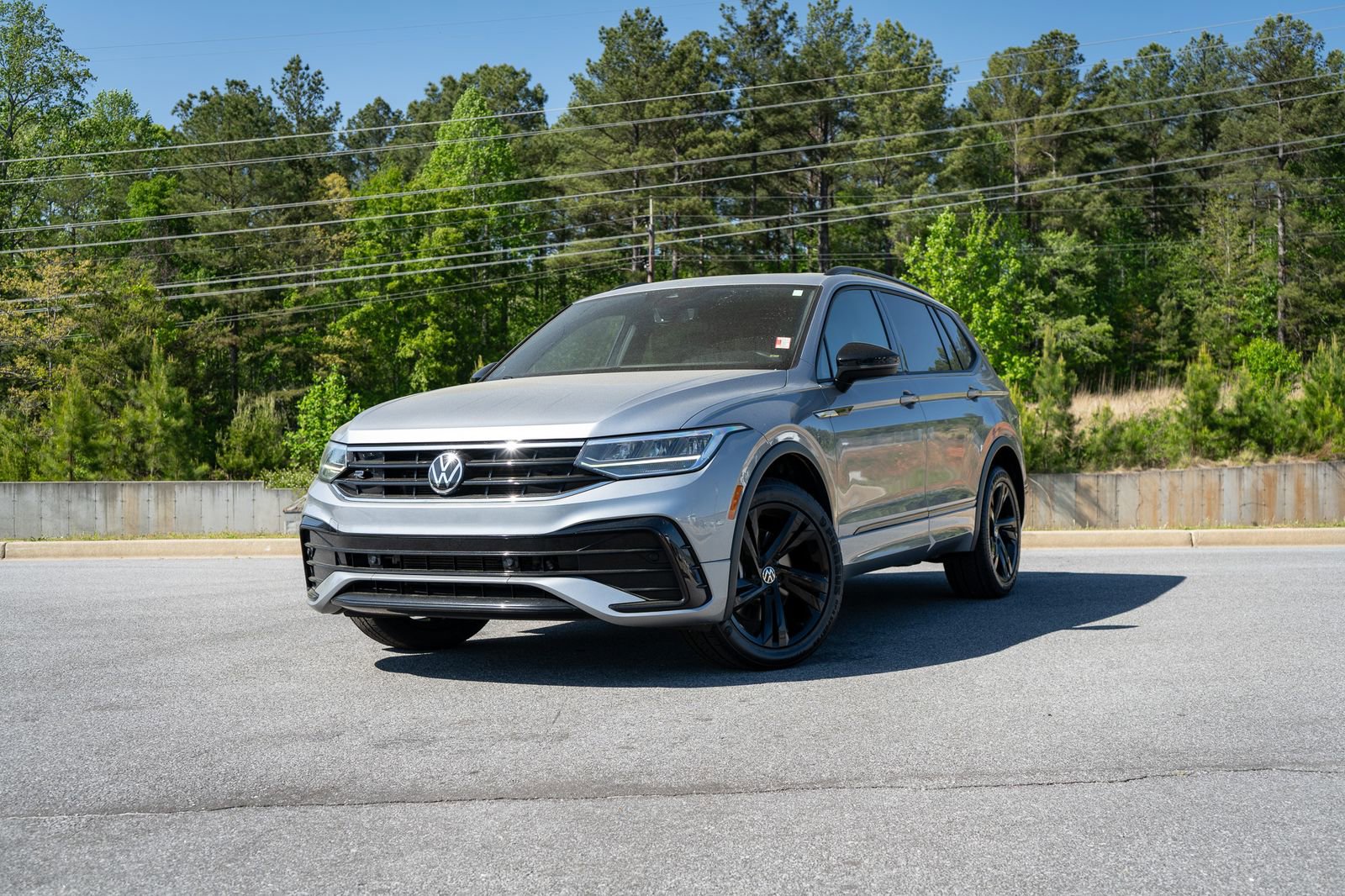 Used 2023 Volkswagen Tiguan SE R-Line FWD image 1