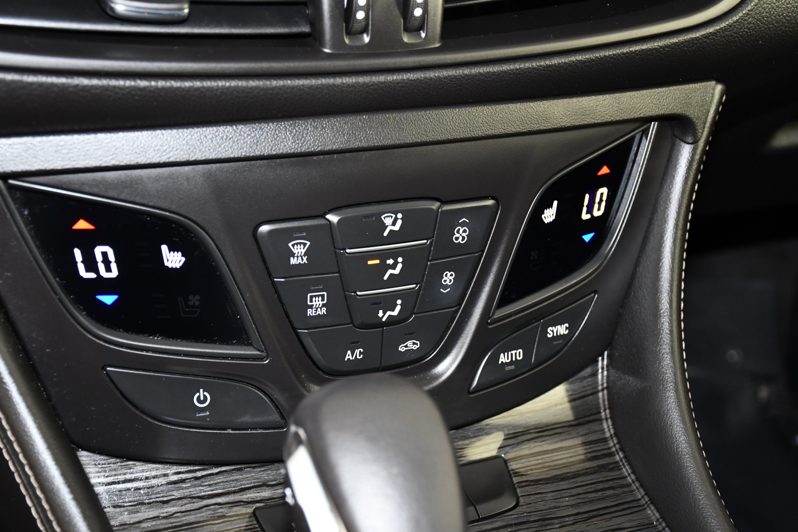 Used 2018 Buick Envision Essence AWD/4WD image 30