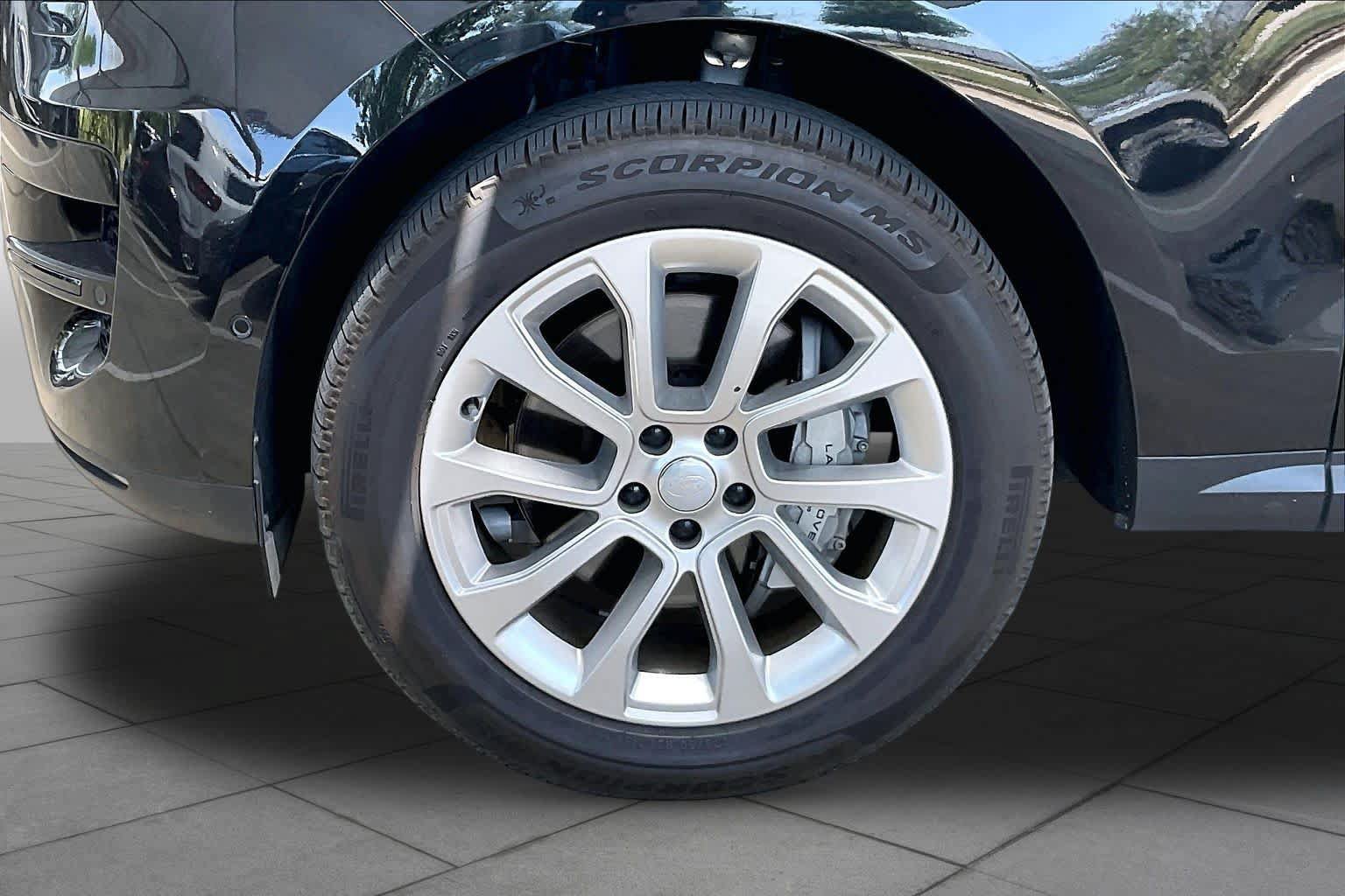 Used 2025 Land Rover Range Rover Sport SE AWD/4WD image 11